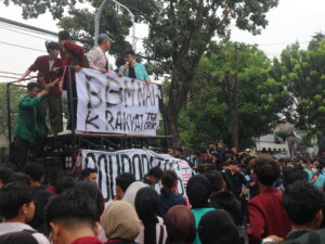 BEM Solo Raya Gelar Unjuk Rasa, Tunjuk MBG dan Putri Cempo