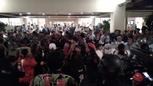 Antusiasme Pendukung Paslon 01 dan 02 Meriahkan Lobi Sunan Hotel