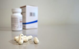 Obat, Kejenakaan, dan Puisi