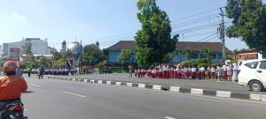 Disambut Meriah Siswa Sekolah, Prabowo Melintas Solo-Sukoharjo Menuju Klaten Resmikan Koperasi Desa Merah Putih
