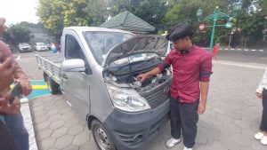 Gugat Wanprestasi Jokowi dan Esemka, Remaja Asal Solo Bawa Mobil Bima 1.2 ke PN Sebagai Bukti